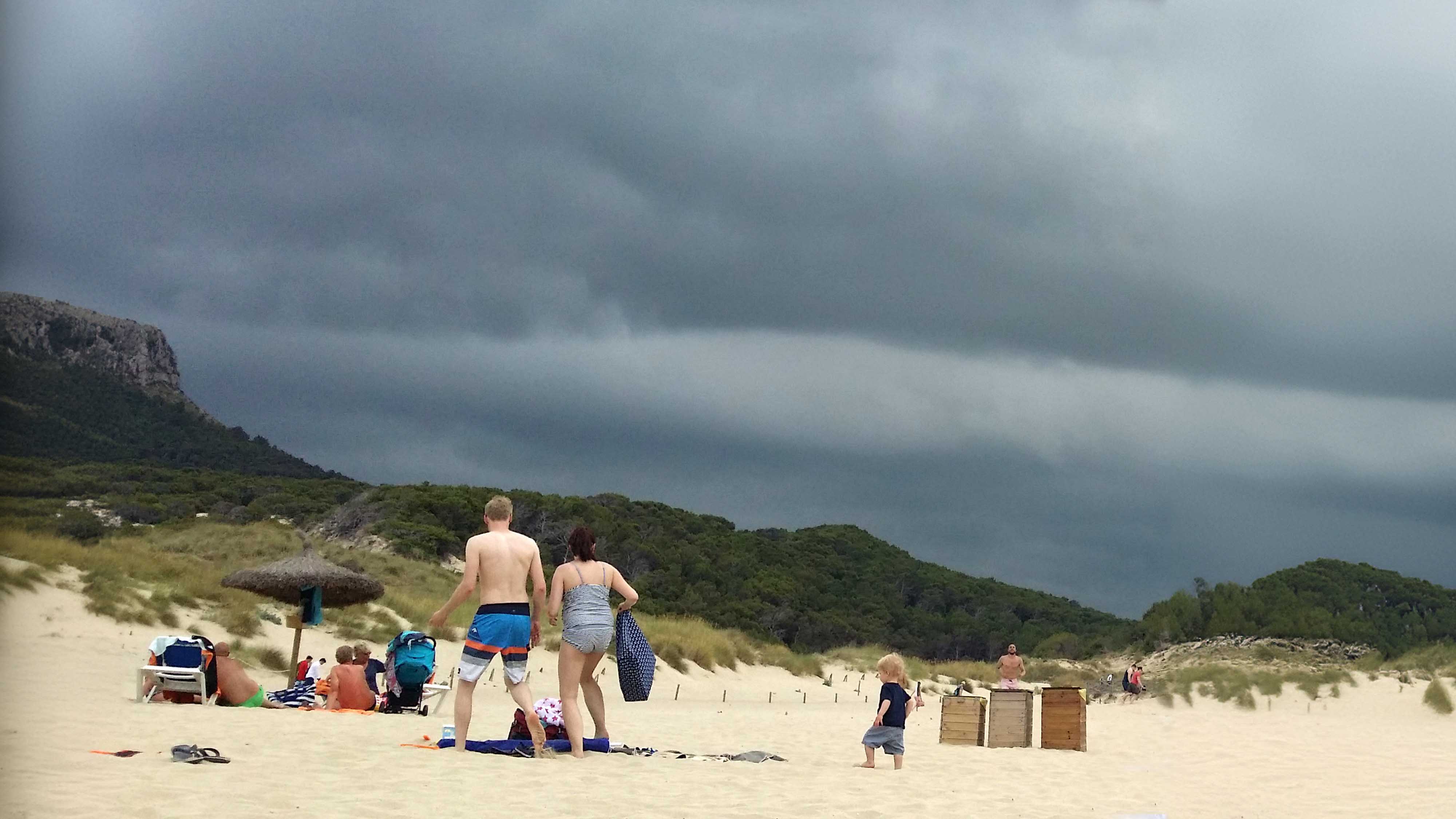 Sandstrand mit wolkigem Himmel