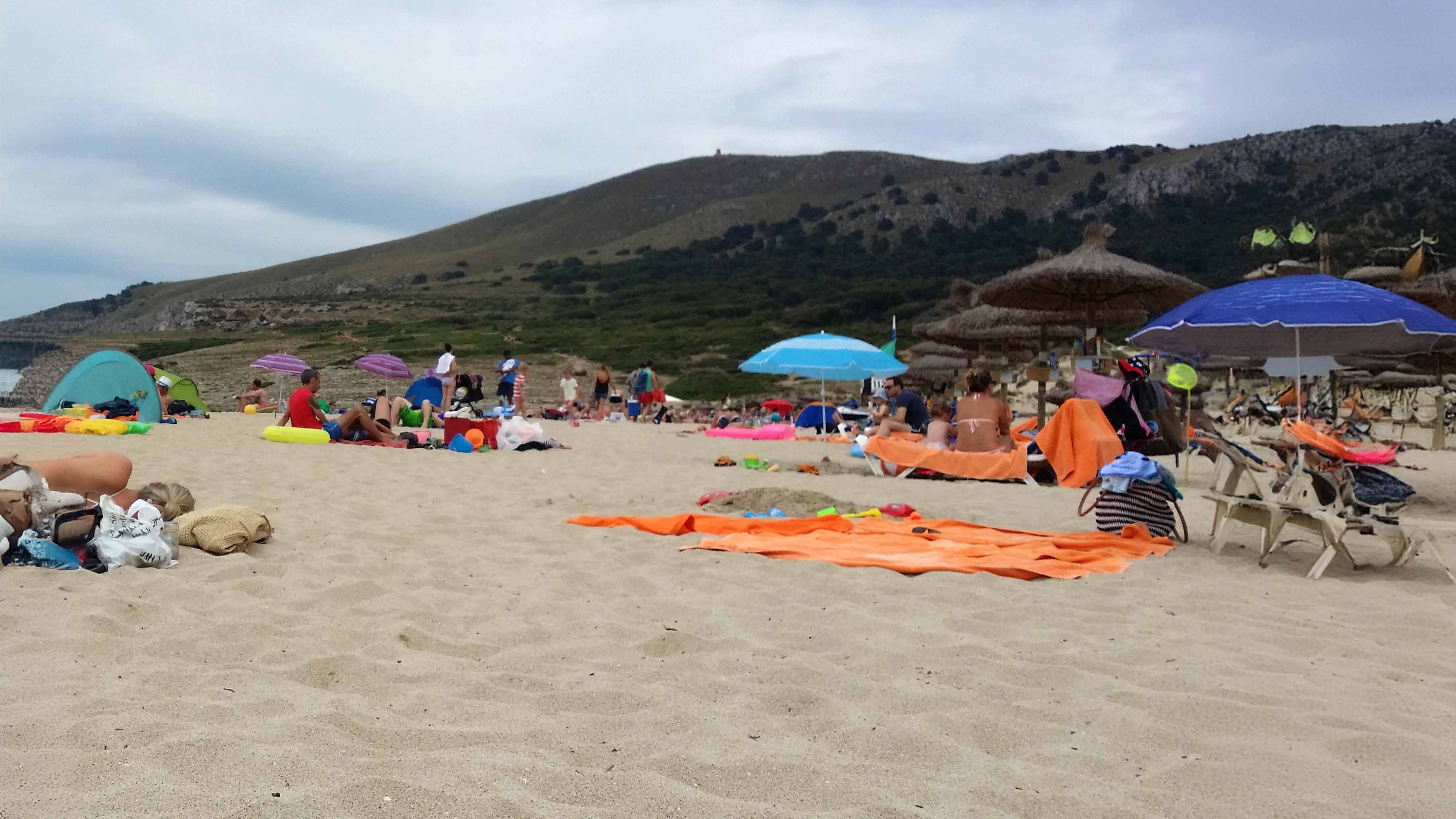 Sandstrand mit wolkigem Himmel